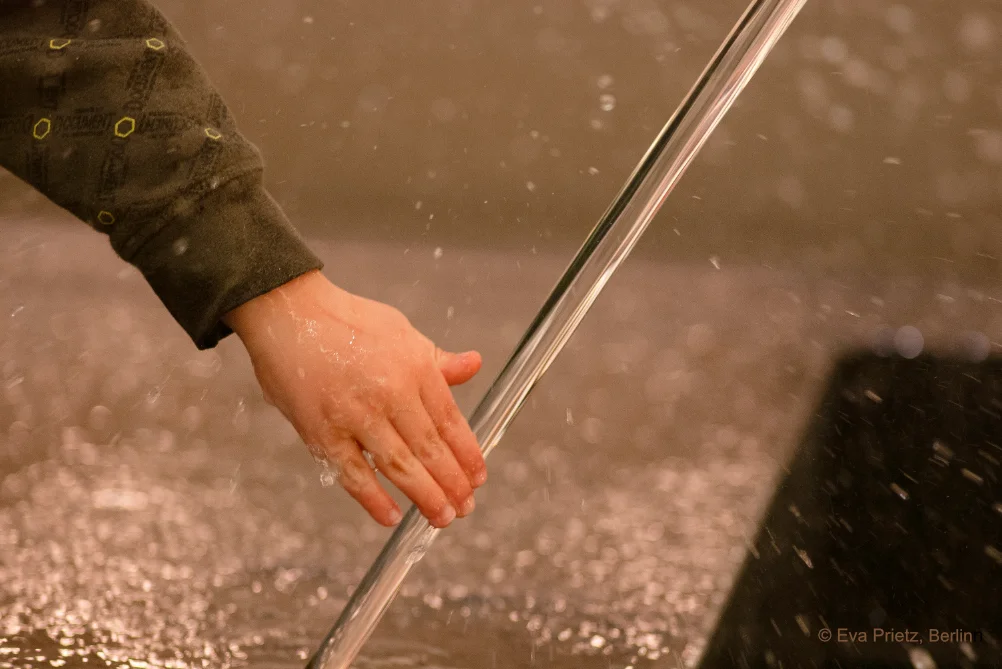 Wasserfotografie von Eva Prietz (ohne KI), Werk 2006-3478: Eine Hand greift zum Wasserstrahl als Sinnbild für die bewusste Entscheidung zur Führung.