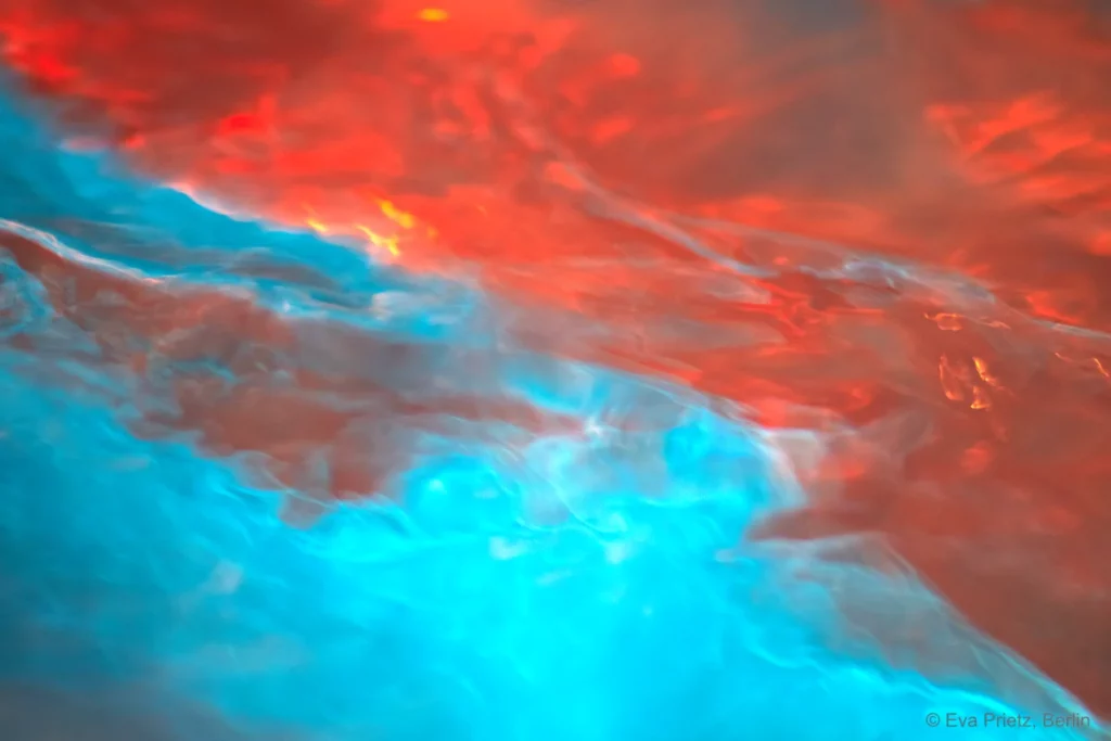 Abstrakte Wasserbewegung als Sinnbild für Entwicklung und Klarheit in der Führungskräfteentwicklung und im Coaching