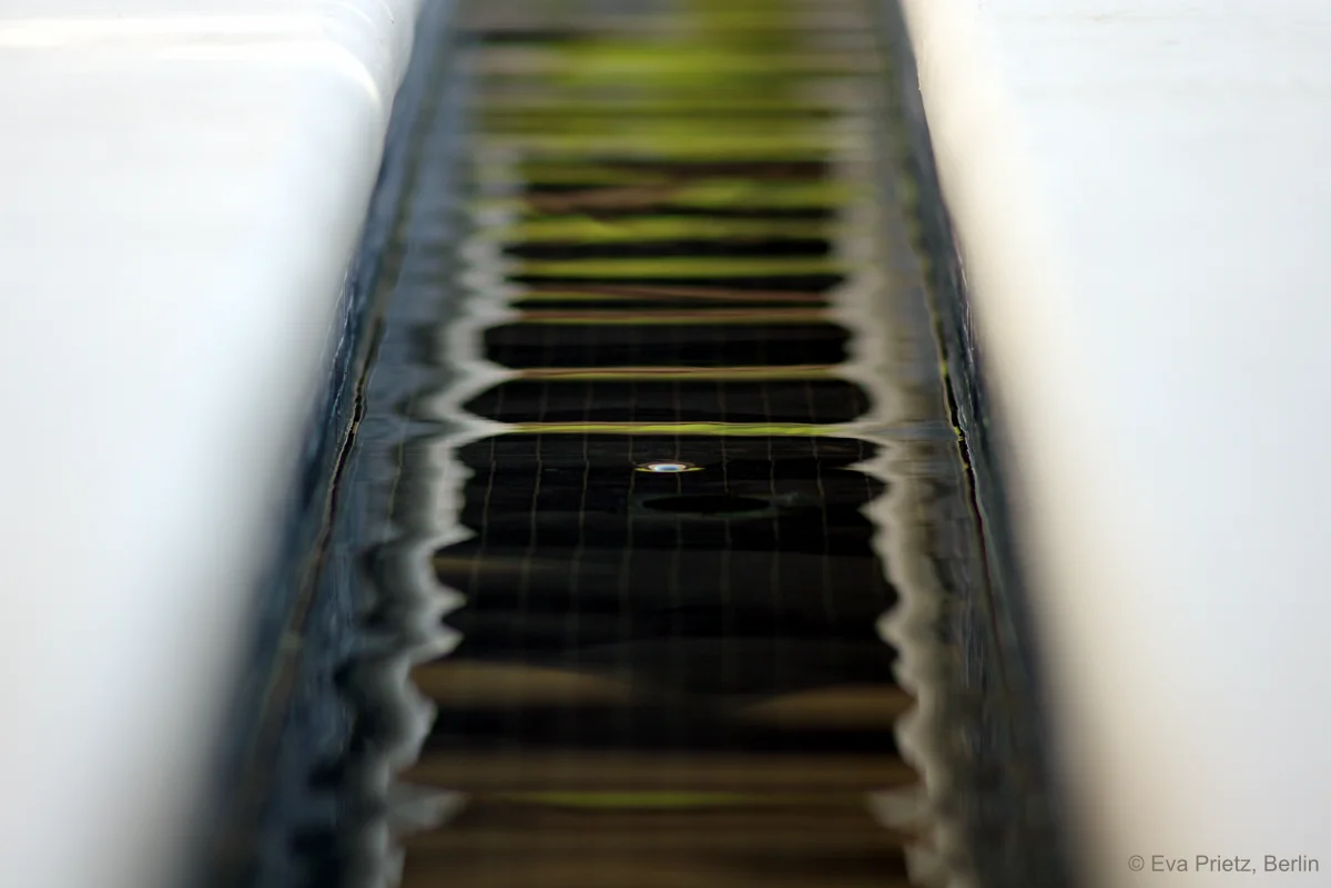 Wasserfotografie von Eva Prietz (ohne KI), Werk 2009-7381a5: Eine Einladung zum Perspektivwechsel auf Organigramme als Führungsinstrument und Mittler.