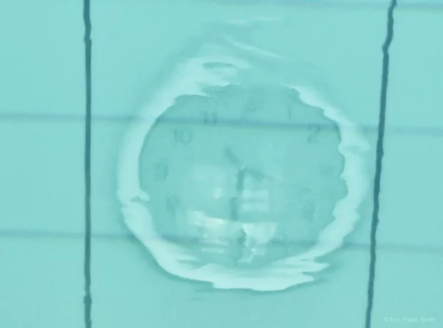 Eine Uhr unter Wasser, deren Ziffernblatt von Wellen verformt wird - ein Echo der Führungsklausur strategisch begleitender Zeit-Qualität.