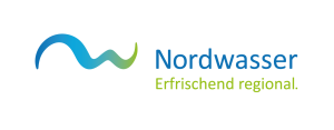 Das Nordwasser-Logo mit einem blau-grünen Wellen-Symbol und dem Slogan Erfrischend regional.